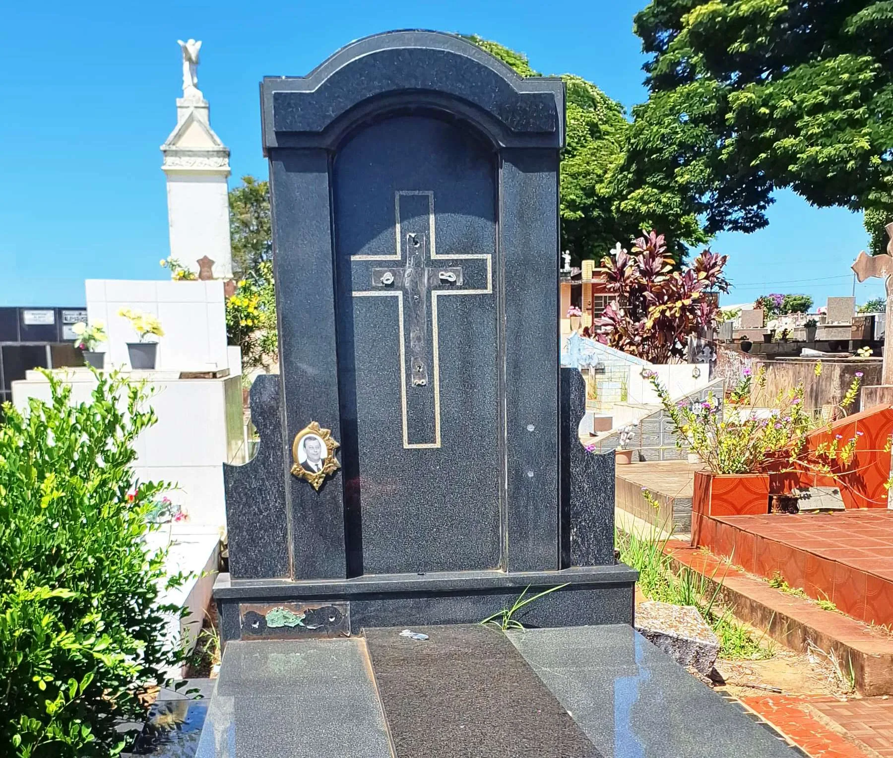 Cemitério de Vera Cruz tem onda de furtos e ameaças