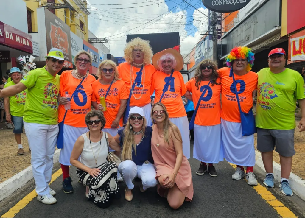 Bagunça do Circo movimenta centro com foliões de todas as idades