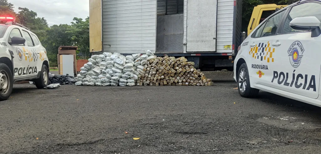 Policiais apreendem 440kg de drogas em rodovia de Assis