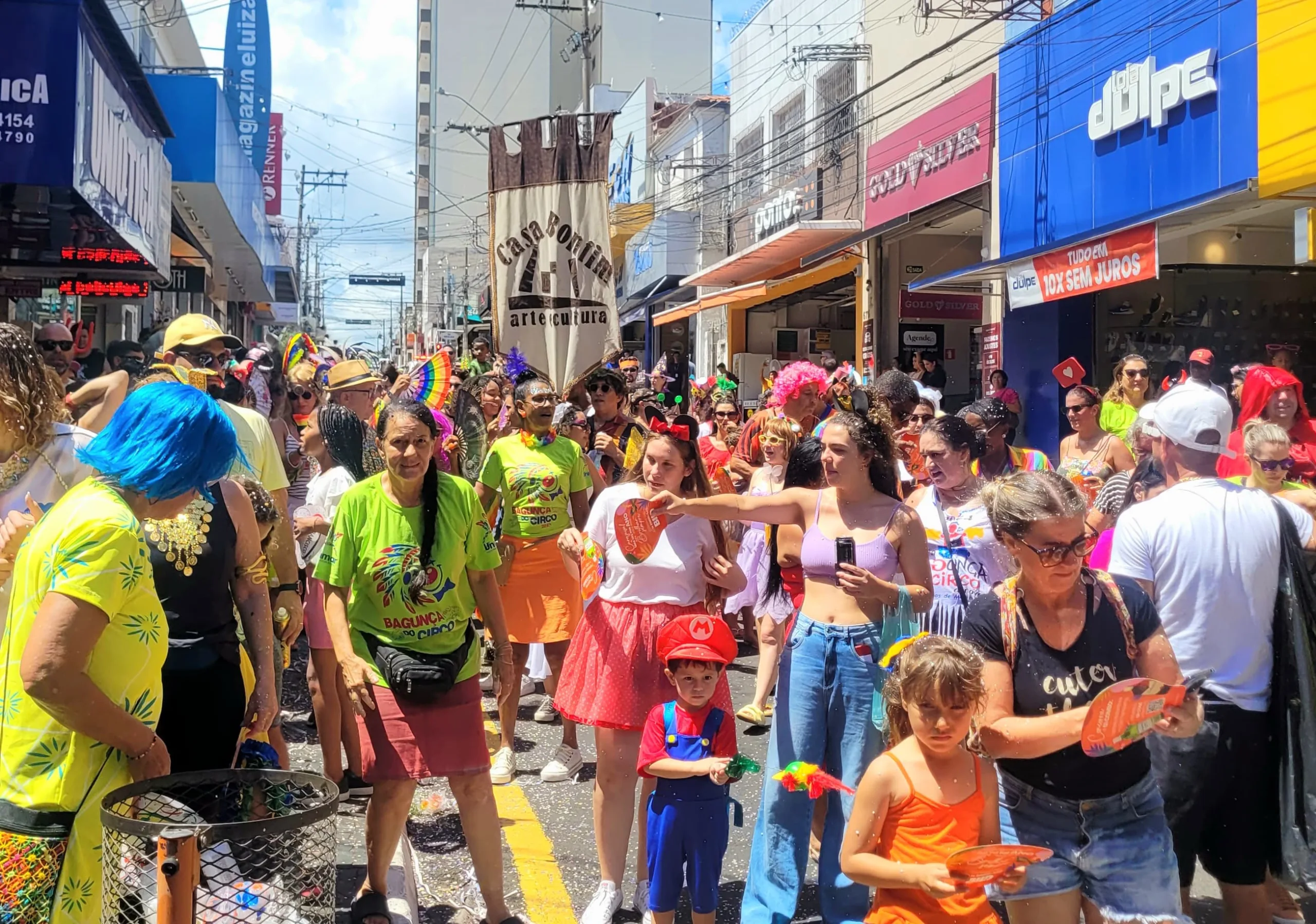 Bagunça do Circo movimenta centro com foliões de todas as idades