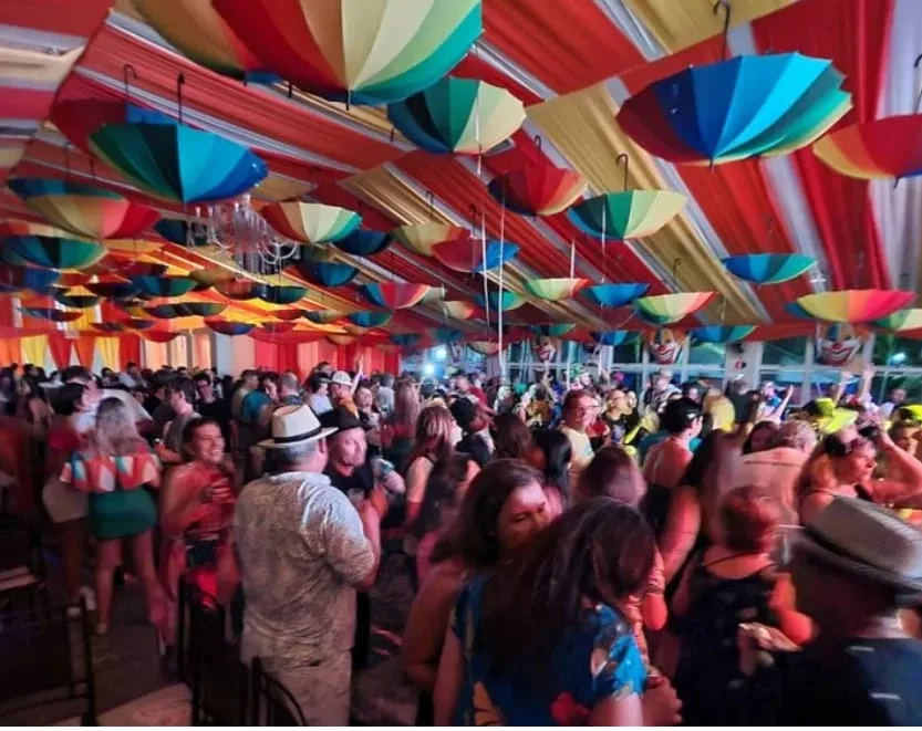 Desfile e baile do Circo abrem carnaval com cacique no peito e gerações de foliões