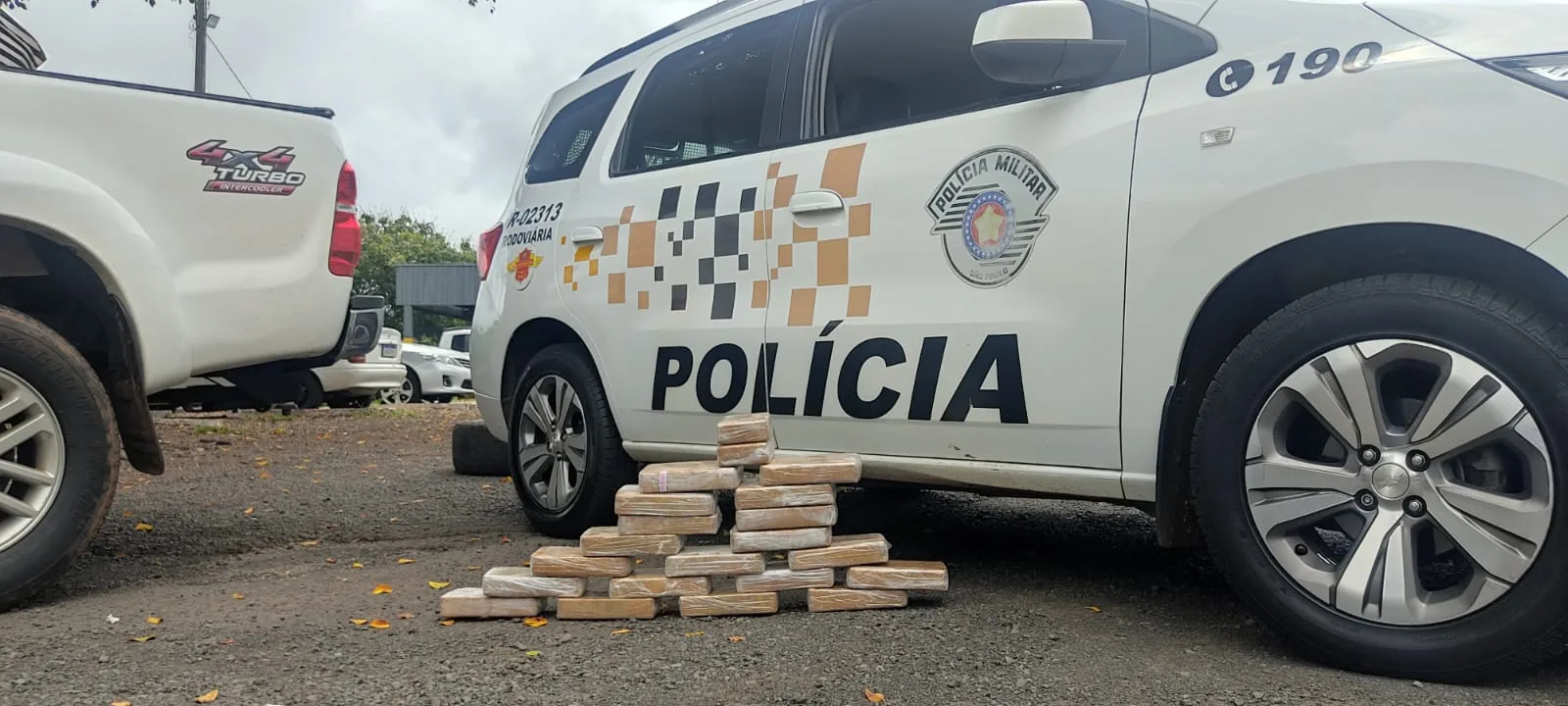 Polícia Rodoviária flagra crack em Assis e eletrônicos em Ourinhos