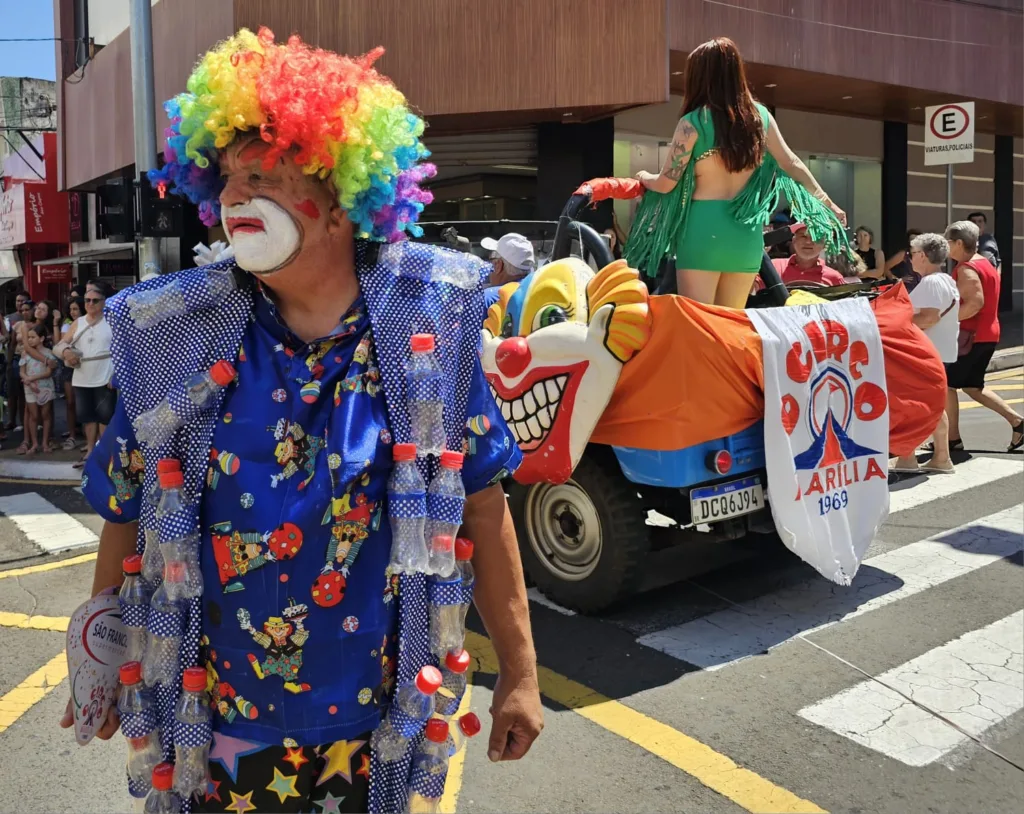 Bagunça do Circo movimenta centro com foliões de todas as idades