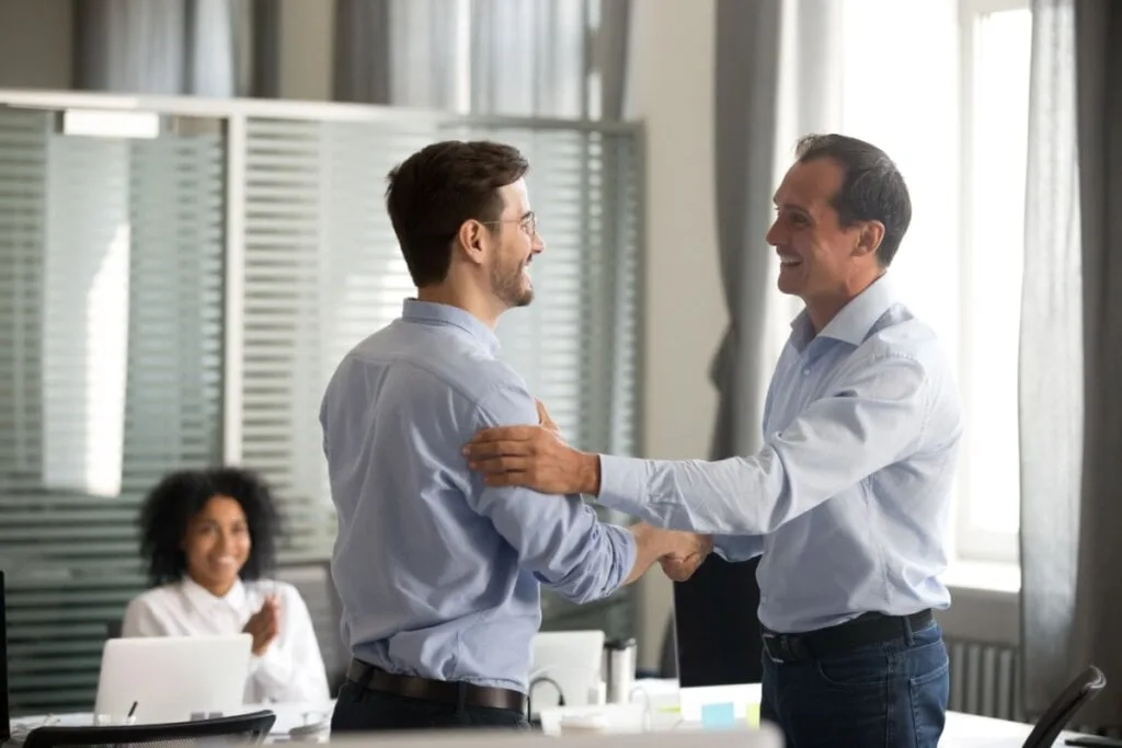 Veja como identificar e evitar o love bombing no trabalho