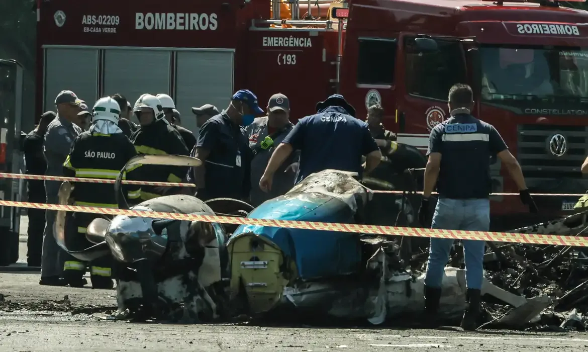 Dois pessoas morrem na queda de avião em avenida de São Paulo