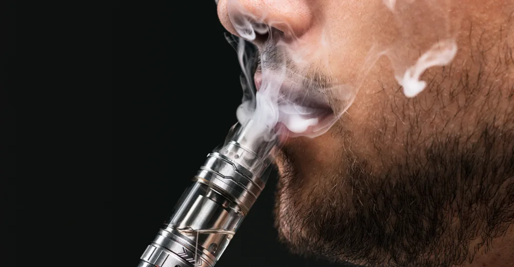 Exposição a vapes aumenta riscos de cáries e altera superfície dos dentes