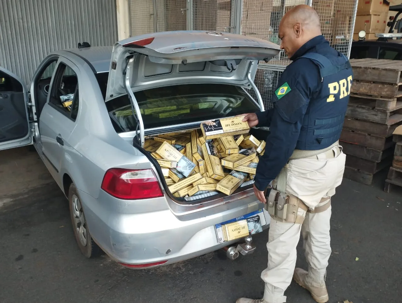 PRF de Ourinhos prende quatro por contrabando de cigarros