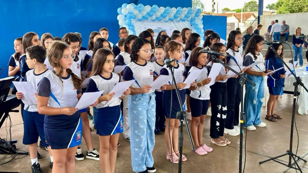 Entrega de uniformes começa com grande evento