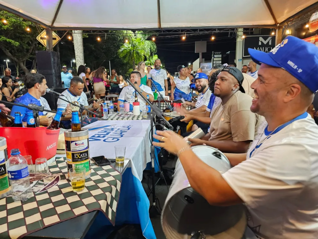 Carna Esmeralda leva gerações de foliões para avenida