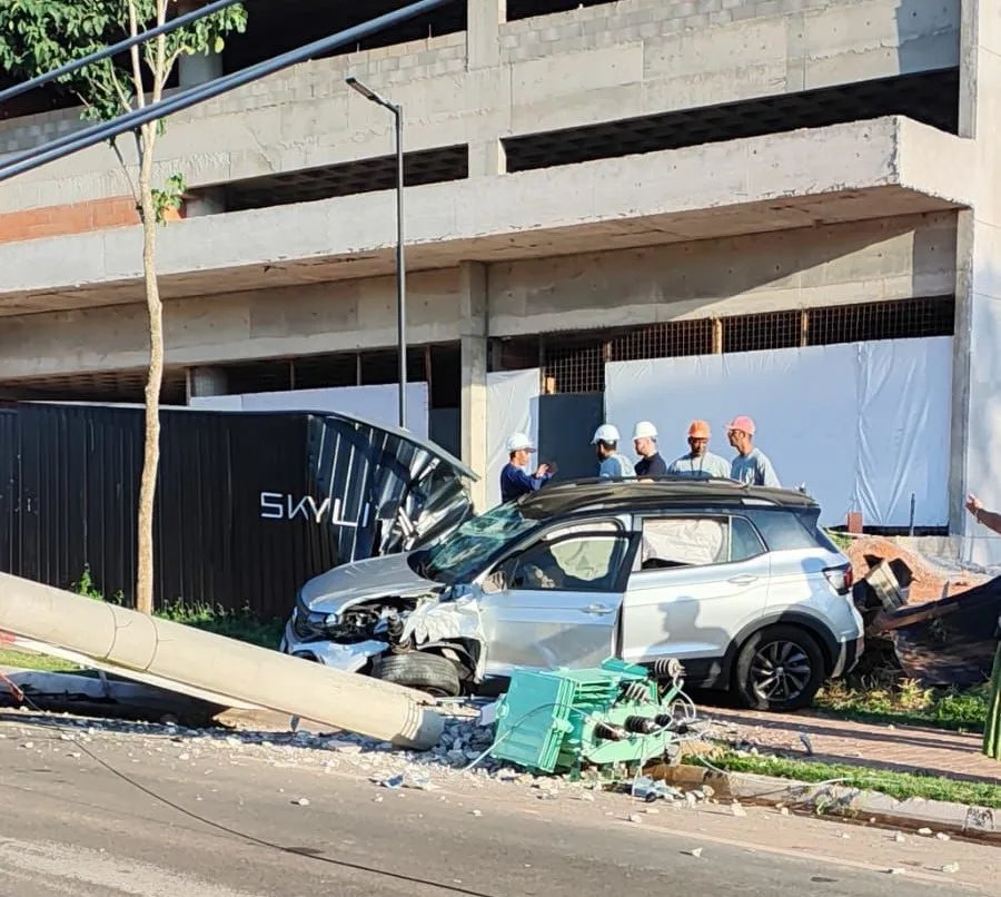 Carro derruba poste e colisão deixa bairros sem água em Marília