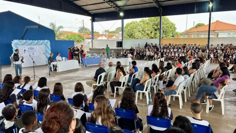 Entrega de uniformes começa com grande evento