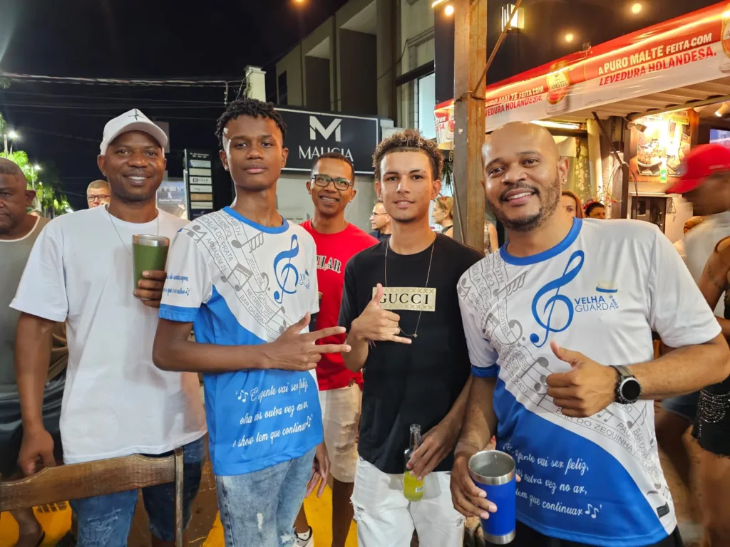 Carna Esmeralda leva gerações de foliões para avenida