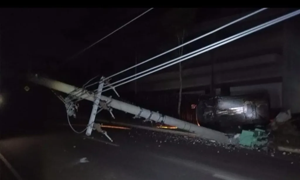 Carro derruba poste e colisão deixa bairros sem água em Marília