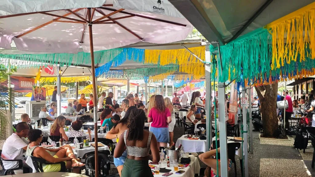 Carnaval do Chaplin avança com samba e megaestrutura até terça