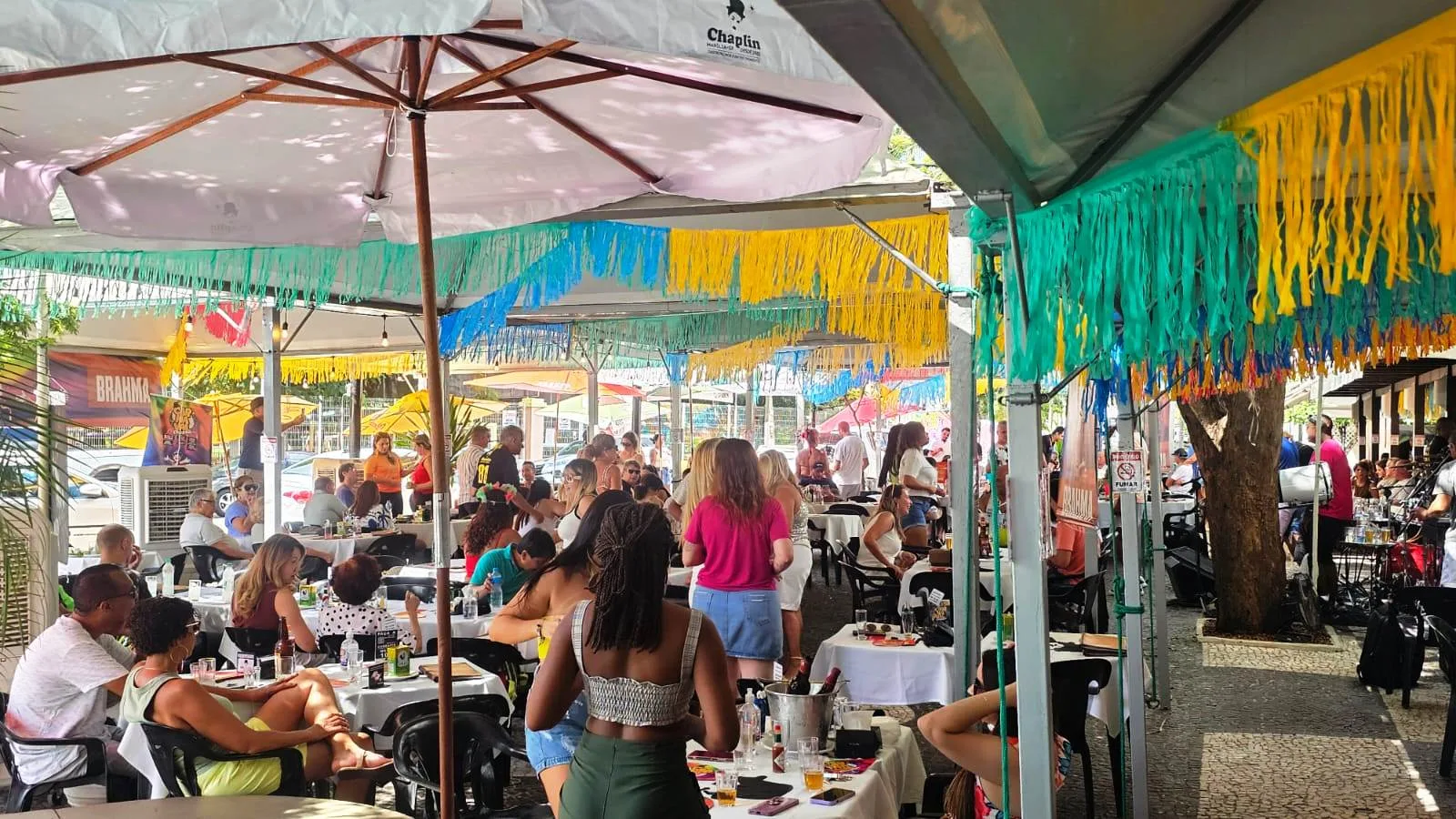 Carnaval do Chaplin avança com samba e megaestrutura até terça