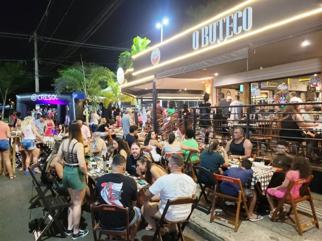 Carna Esmeralda embala com samba raiz e terá noite de brasilidades