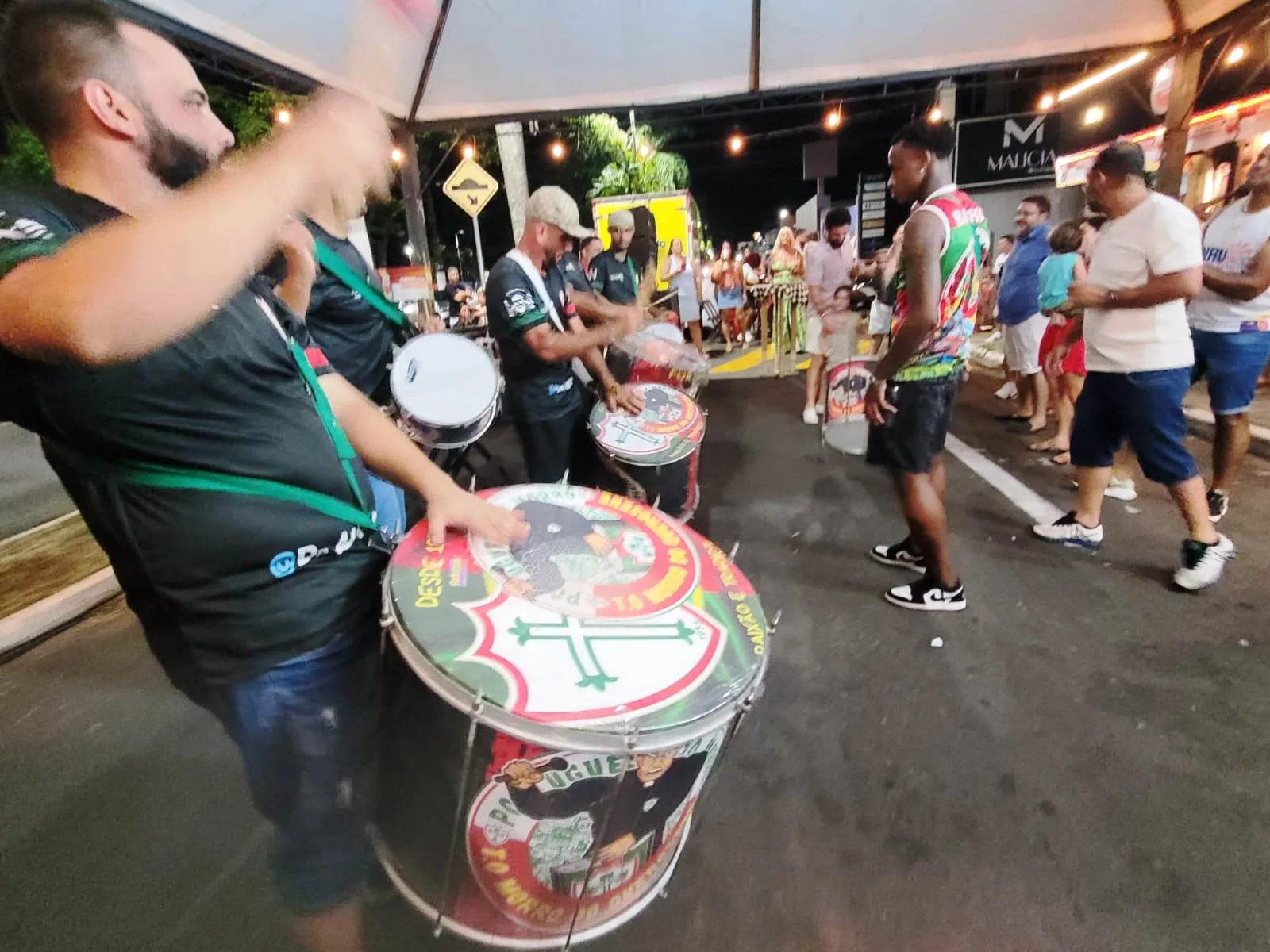 Carna Esmeralda embala com samba raiz e terá noite de brasilidades