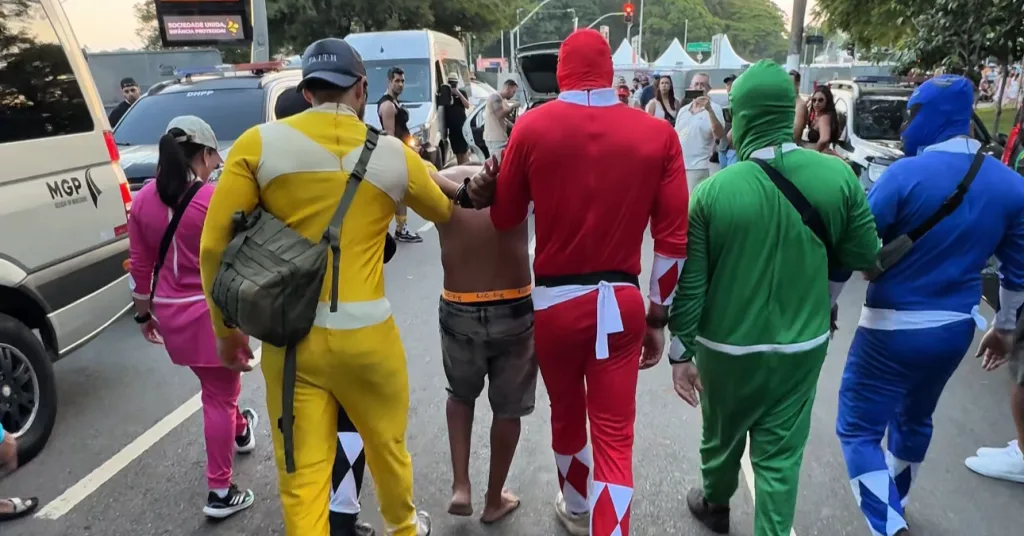 'Power Rangers' na polícia flagram roubo em carnaval de SP