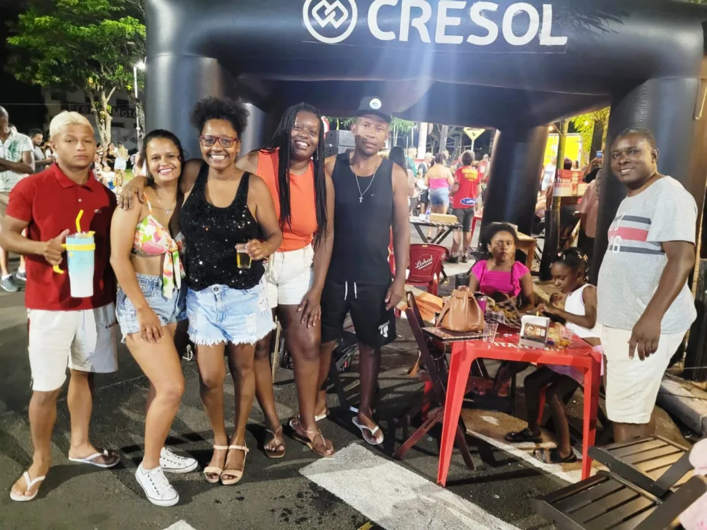 Carna Esmeralda embala com samba raiz e terá noite de brasilidades