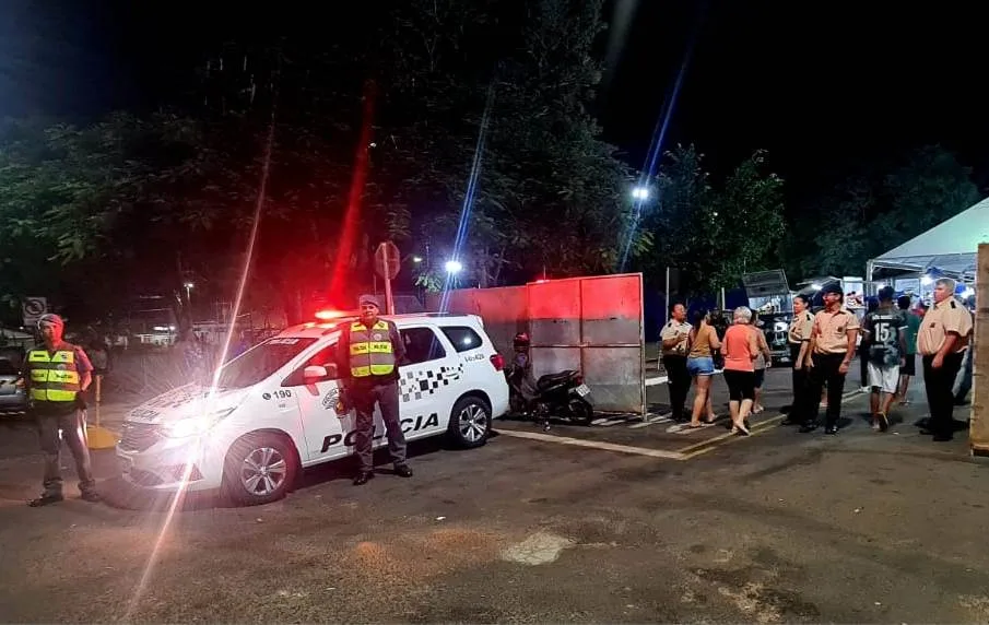 Vera Cruz tem festa com segurança extra e agentes fantasiados