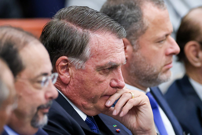 Bolsonaro e mais sete viram réus por tentativa de golpe