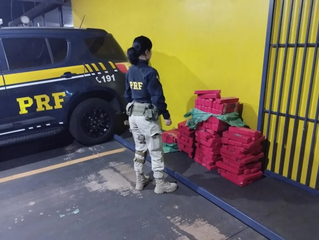 PRF apreende 170kg de maconha e recupera carro