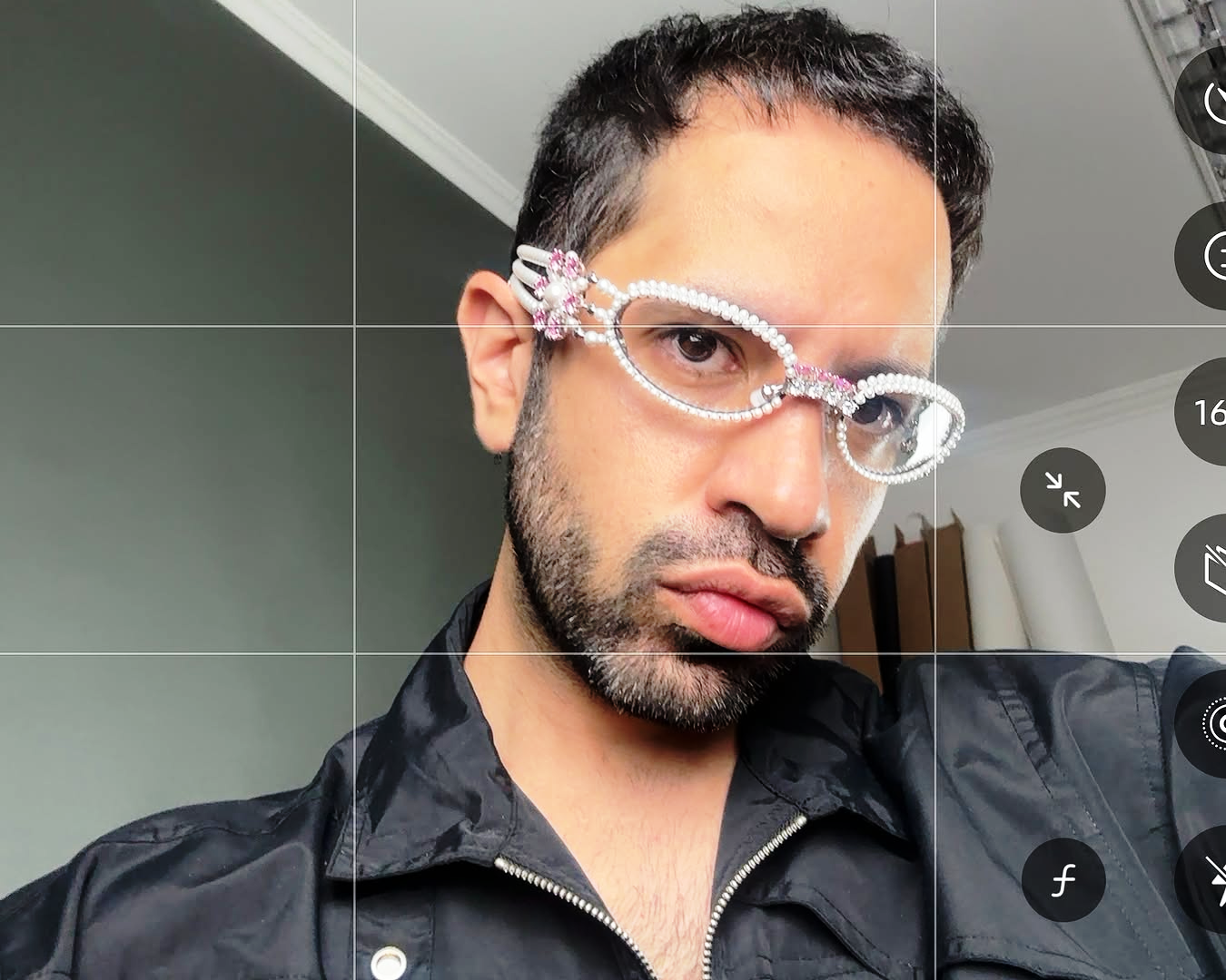 Alexandre Pavão ganha público e famosos com grife criativa e inovadora