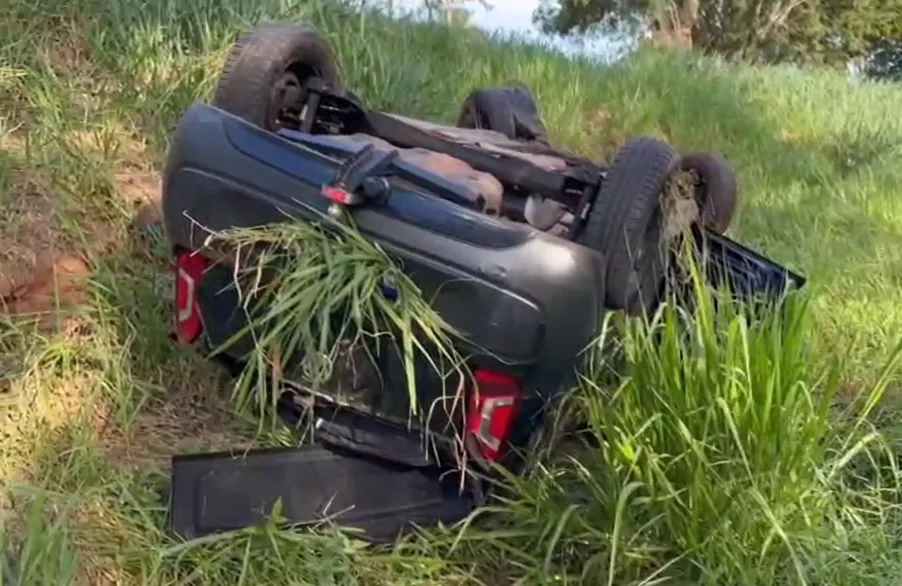 Jovem capota carro na véspera de aniversário