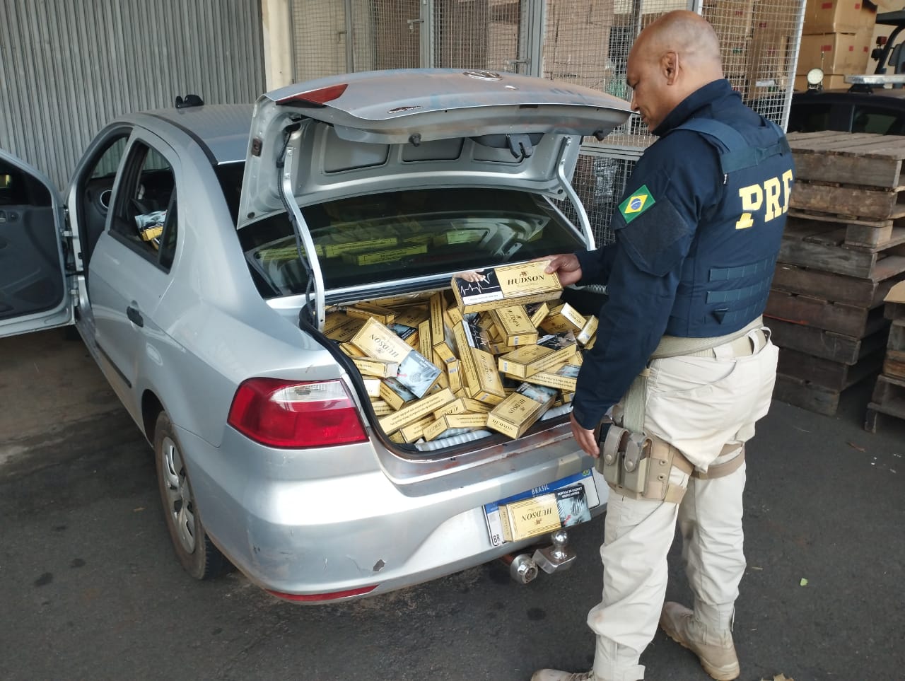PRF apreende 26 mil maços de cigarros com selos falsos em Ourinhos