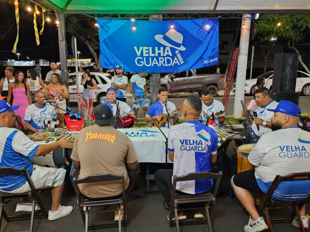 Carna Esmeralda leva gerações de foliões para avenida