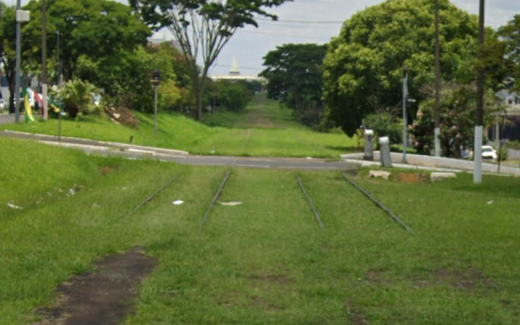 Juiz nega liminar e adia retirar trailer da ferrovia em Marília