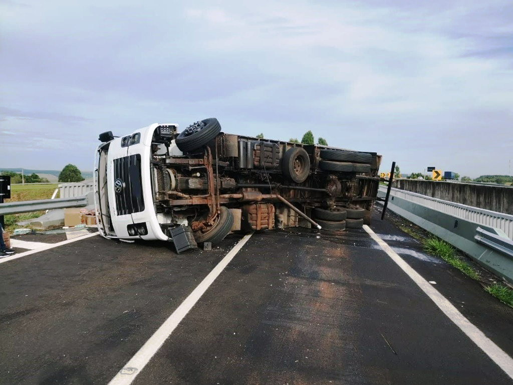 Tombamento de carreta com ovos provoca dois dias de trabalho na SP-294