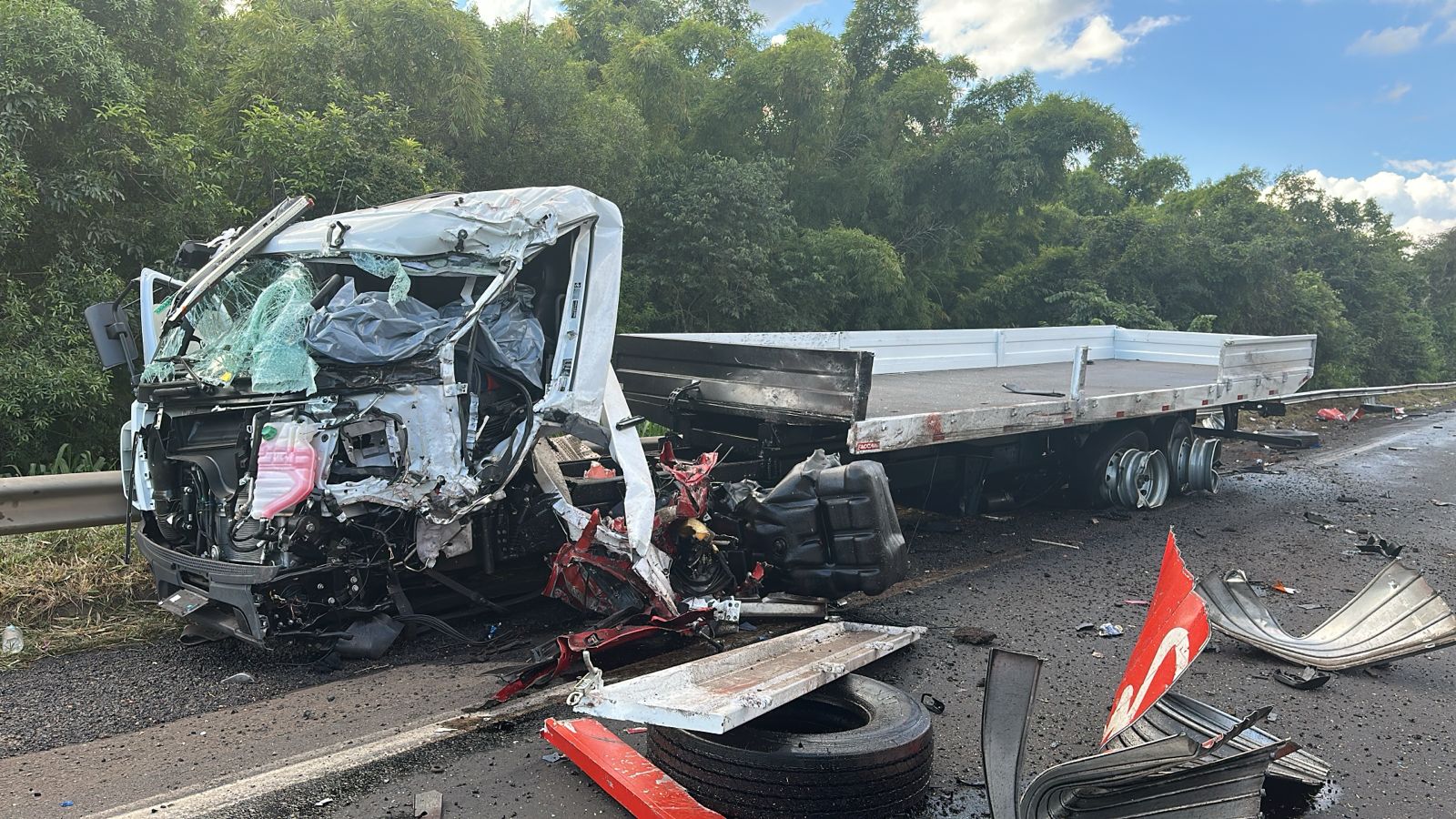 Motoristas morrem em colisão de caminhões na rodovia BR-153
