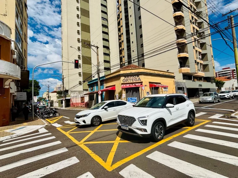 A Emdurb (Empresa Municipal de Mobilidade Urbana) de Marília instalou novo semáforo em cruzamento das ruas 4 de Abril e Dom Pedro, no centro da cidade, e aponta que a trânsito ganha novo equipamento para enfrentar ponto crítico.
