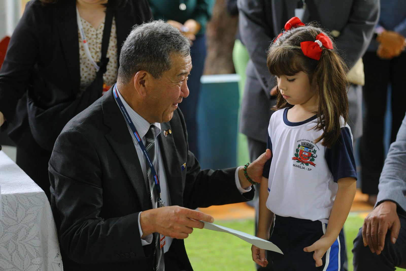 Comitiva do Japão visita escola e planta árvores em Marília