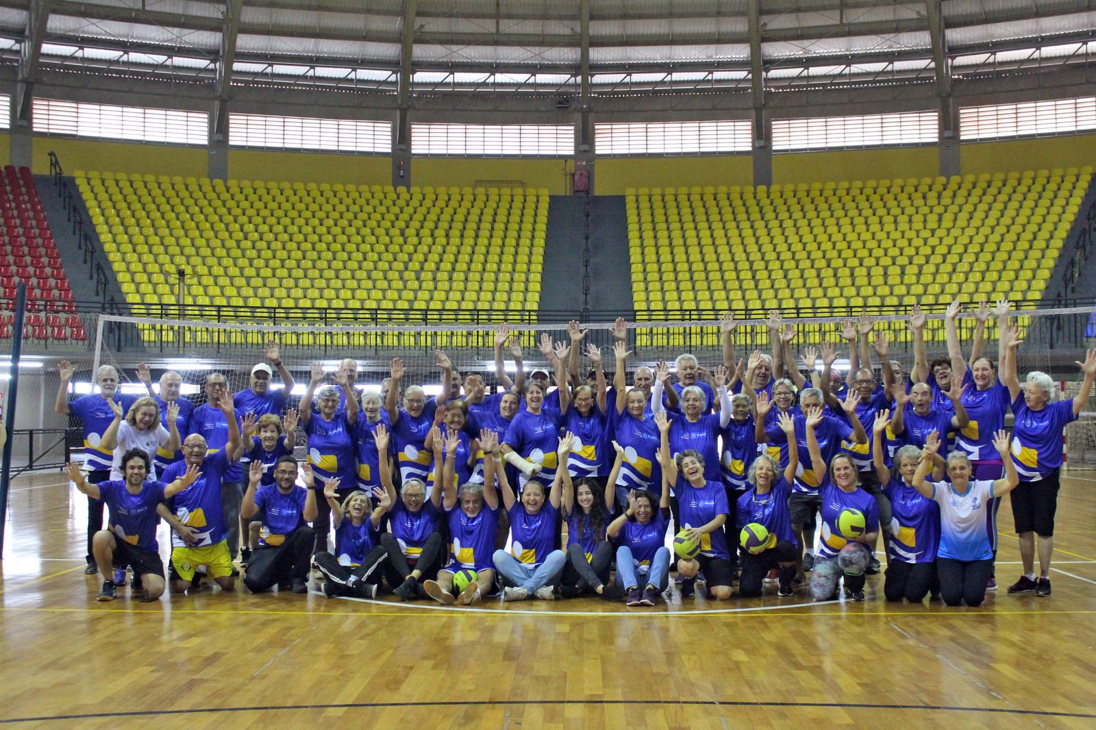 Atletas recebem em Marília camisetas para Jogos da Melhor Idade
