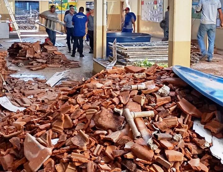 Reforma tira monte de entulho em escola