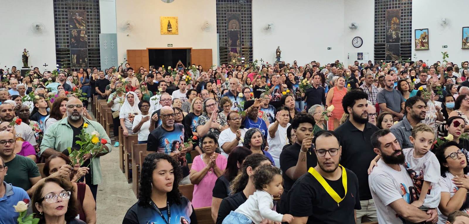 Passagem de relíquia e imagem lota igreja