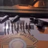 Motorista ignora bloqueio e acaba preso com arma e suspeita de embriaguez