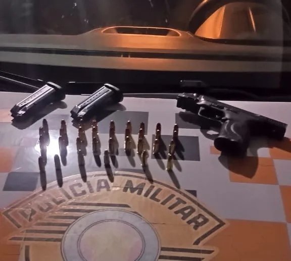 Motorista ignora bloqueio e acaba preso com arma e suspeita de embriaguez