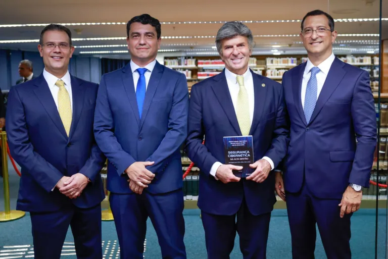 Egresso da Unimar lança livro no STF com ministros e secretário da Interpol