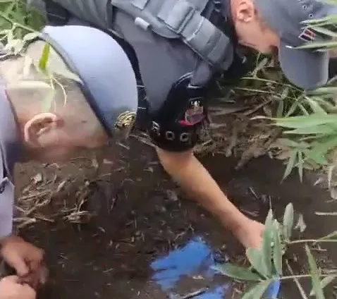 Ofensiva da PM (Polícia Militar) contra o tráfico apreende 34,3kg de drogas em um tambor enterrado, prende um homem e derruba barricadas na zona oeste.
