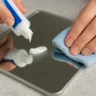 O truque da pasta de dente que remove risco de espelho e vidro