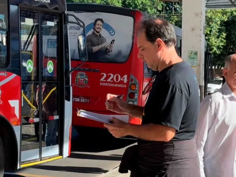 Fiscalização no transporte notifica ônibus fora de padrão