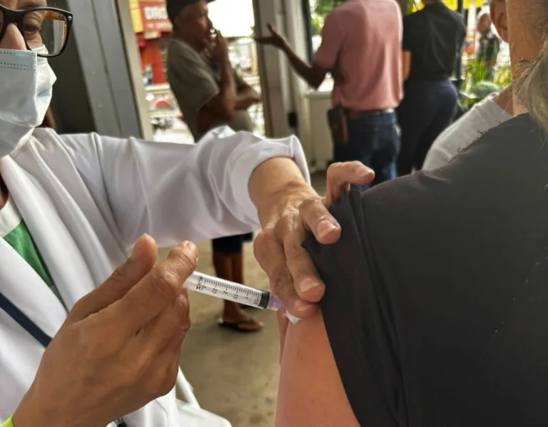 Final de semana terá vacinação em shopping contra gripe e Covid