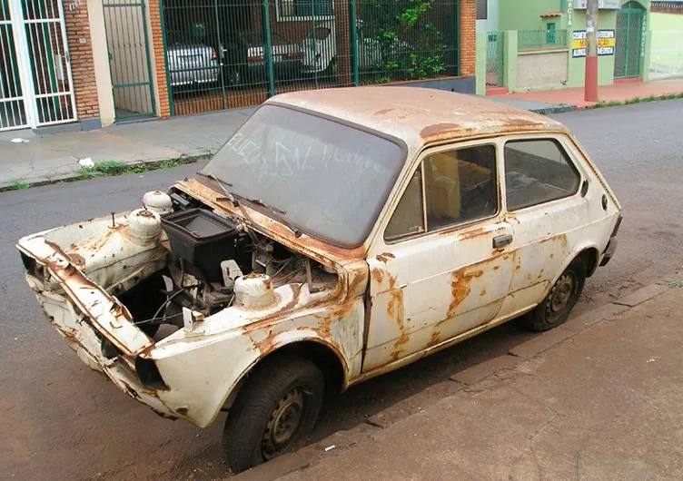 Fiscalização quer ruas sem carcaças e carros abandonados