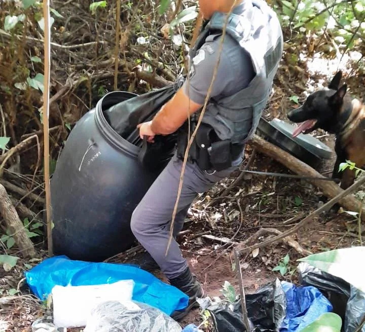 Vídeos e fotos do Baep mostram apreensão de 14kg de drogas em Marília