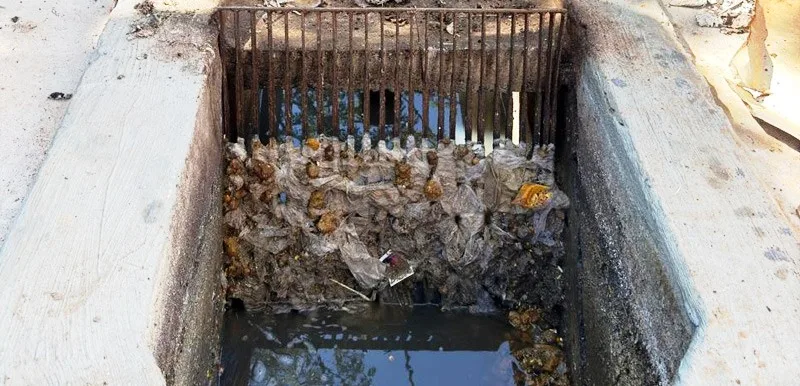 Descarte irregular impacta serviços de esgoto em Marília Descarte irregular impacta serviços de esgoto em Marília