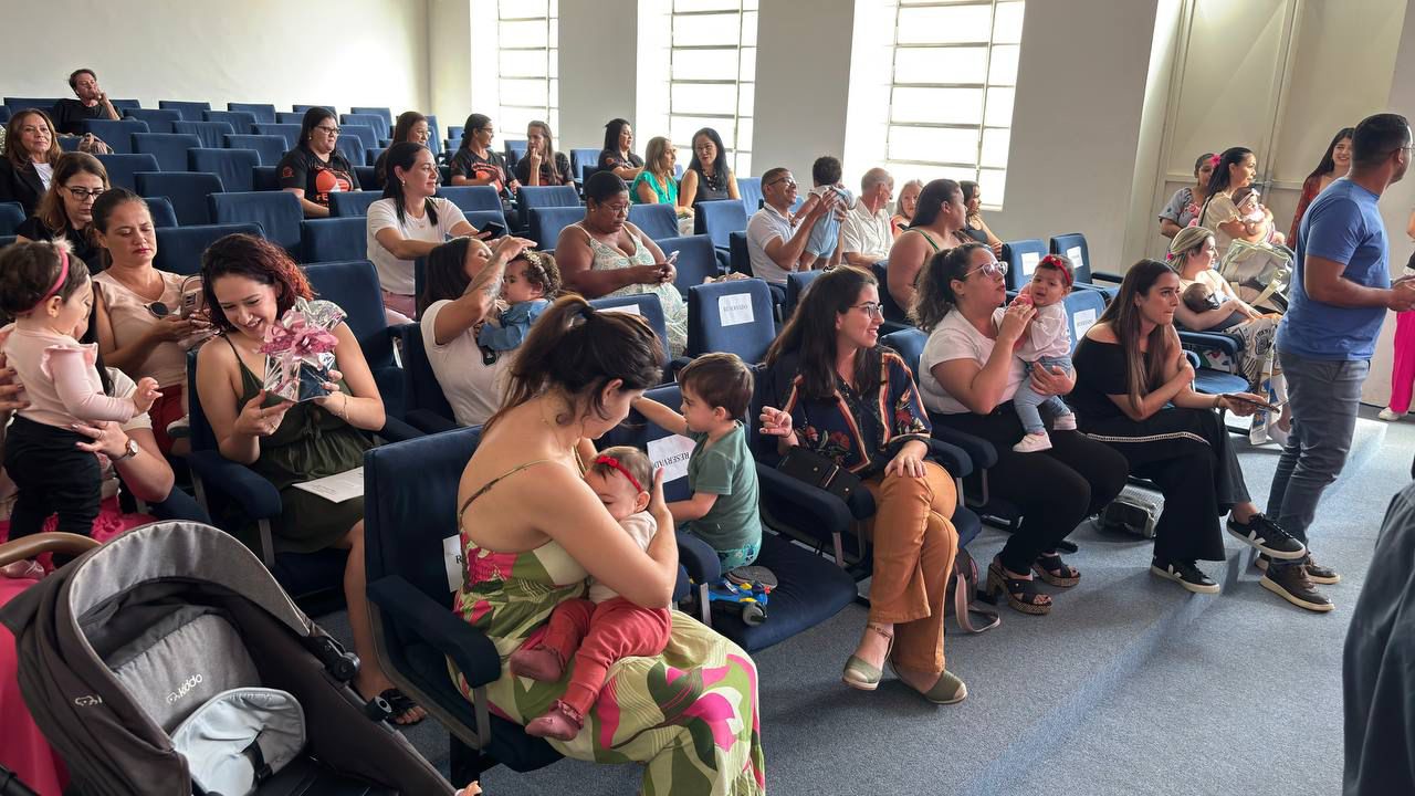 Homenagem a mães reconhece e incentiva doação de leite humano