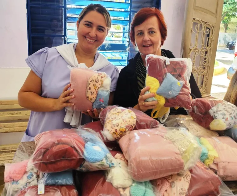 Voluntárias entregam kits para gestantes e bebês em Marília